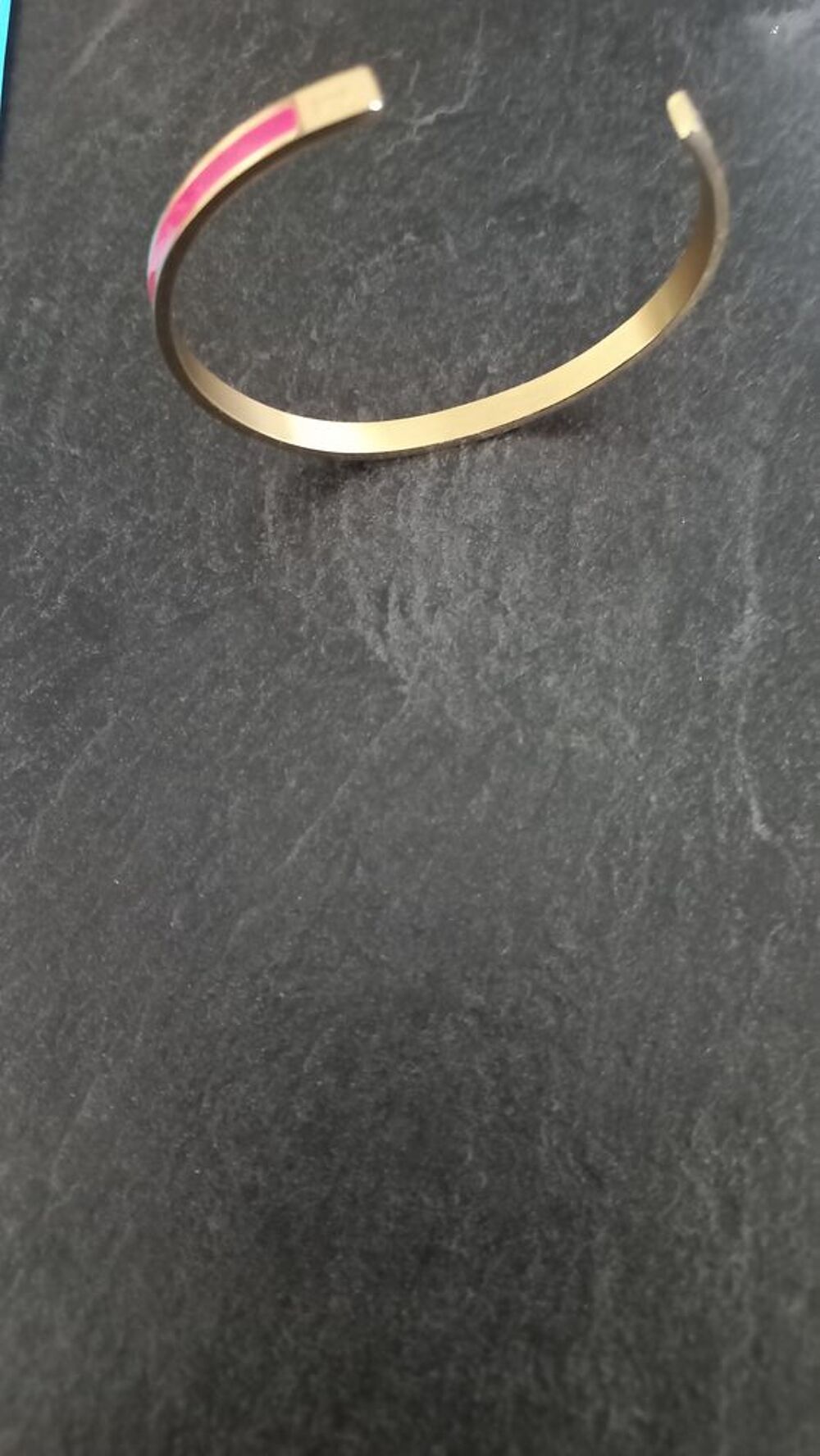 2 beaux joncs ouverts en acier dor&eacute; 
Marque Louise's Garden Bijoux et montres