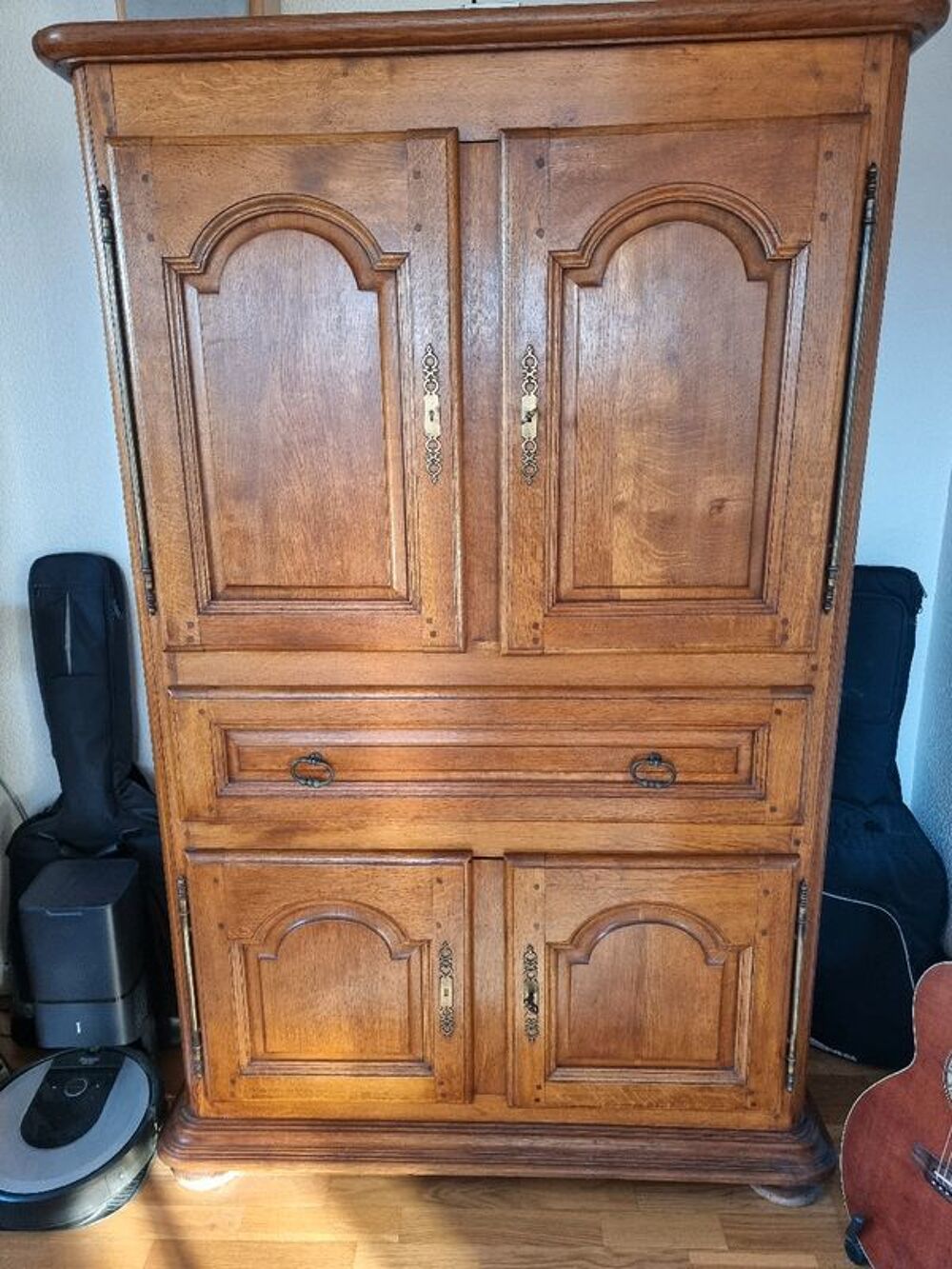 Meuble de rangement en ch&ecirc;ne massif
(exemple Vaisselier / TV Meubles