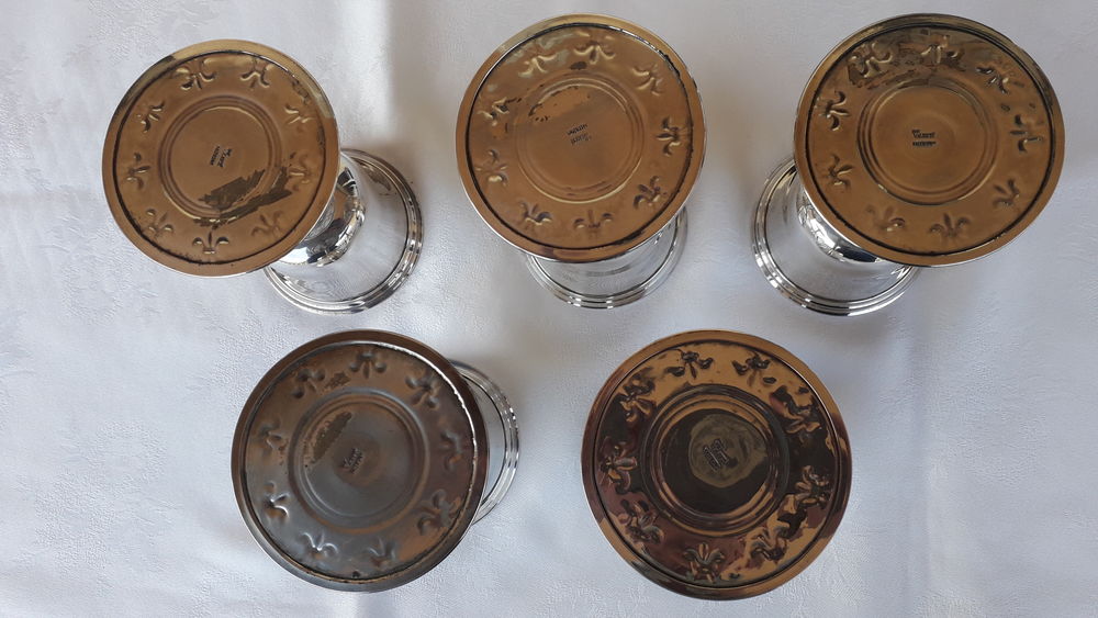Verres &agrave; pied en m&eacute;tal argent&eacute;
Décoration