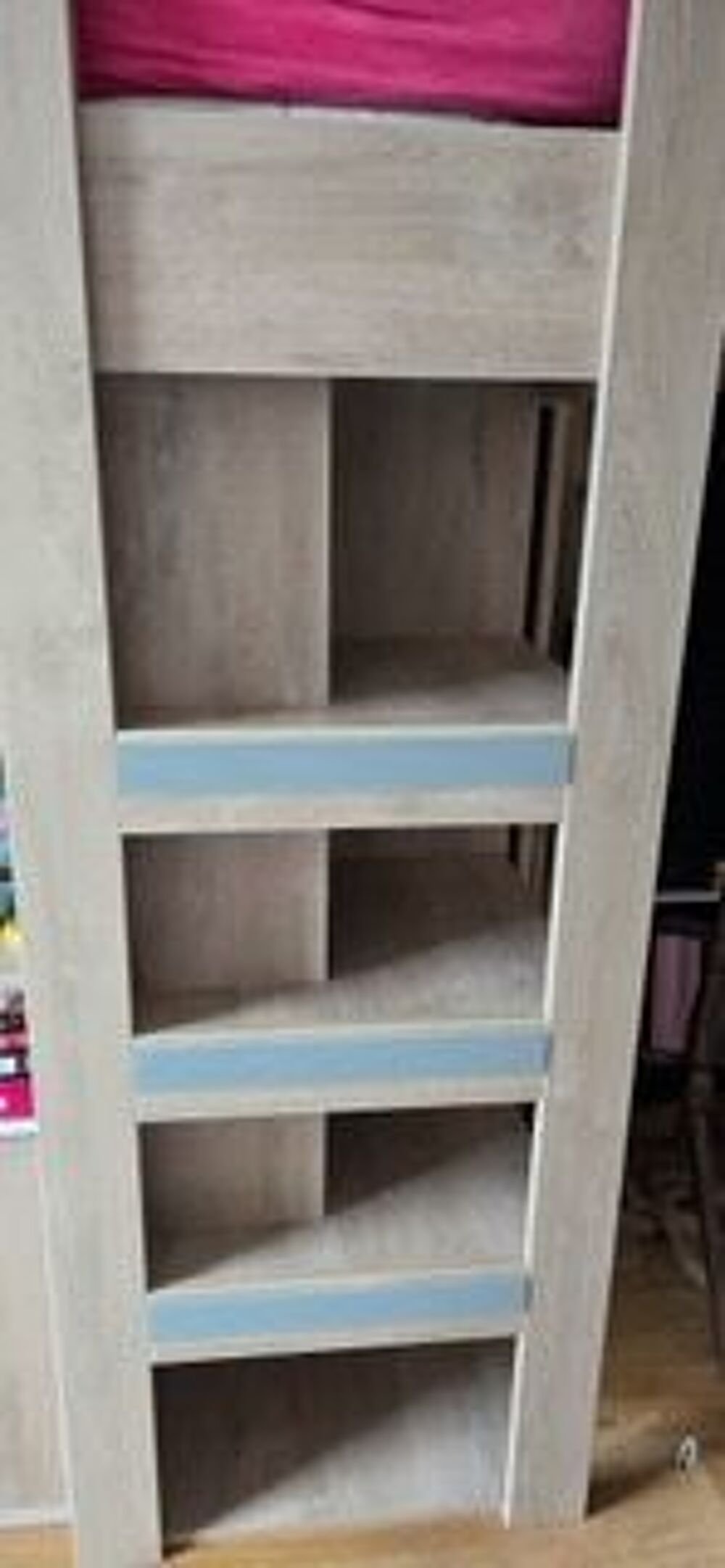 Lit avec bureau int&eacute;gr&eacute; en bois . Meubles