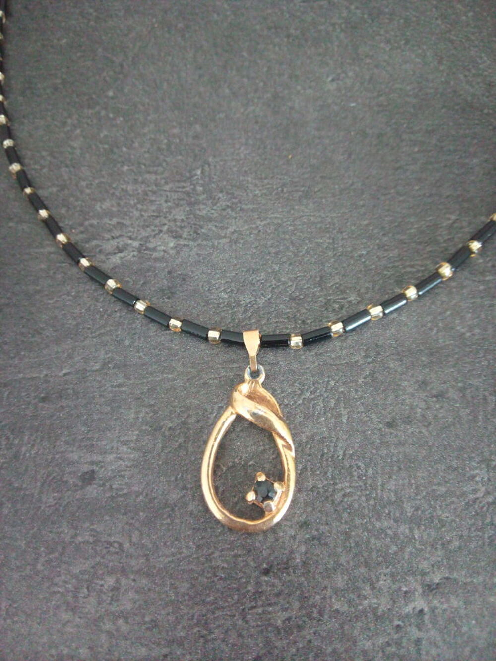 Collier noir/dore avec pendentif Bijoux et montres