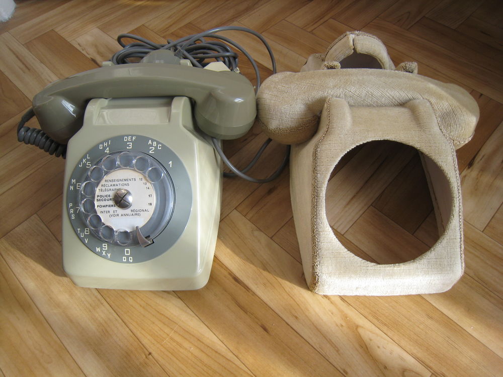 T&eacute;l&eacute;phone a cadran vintage de 1977 et sa protection- (NH78) 