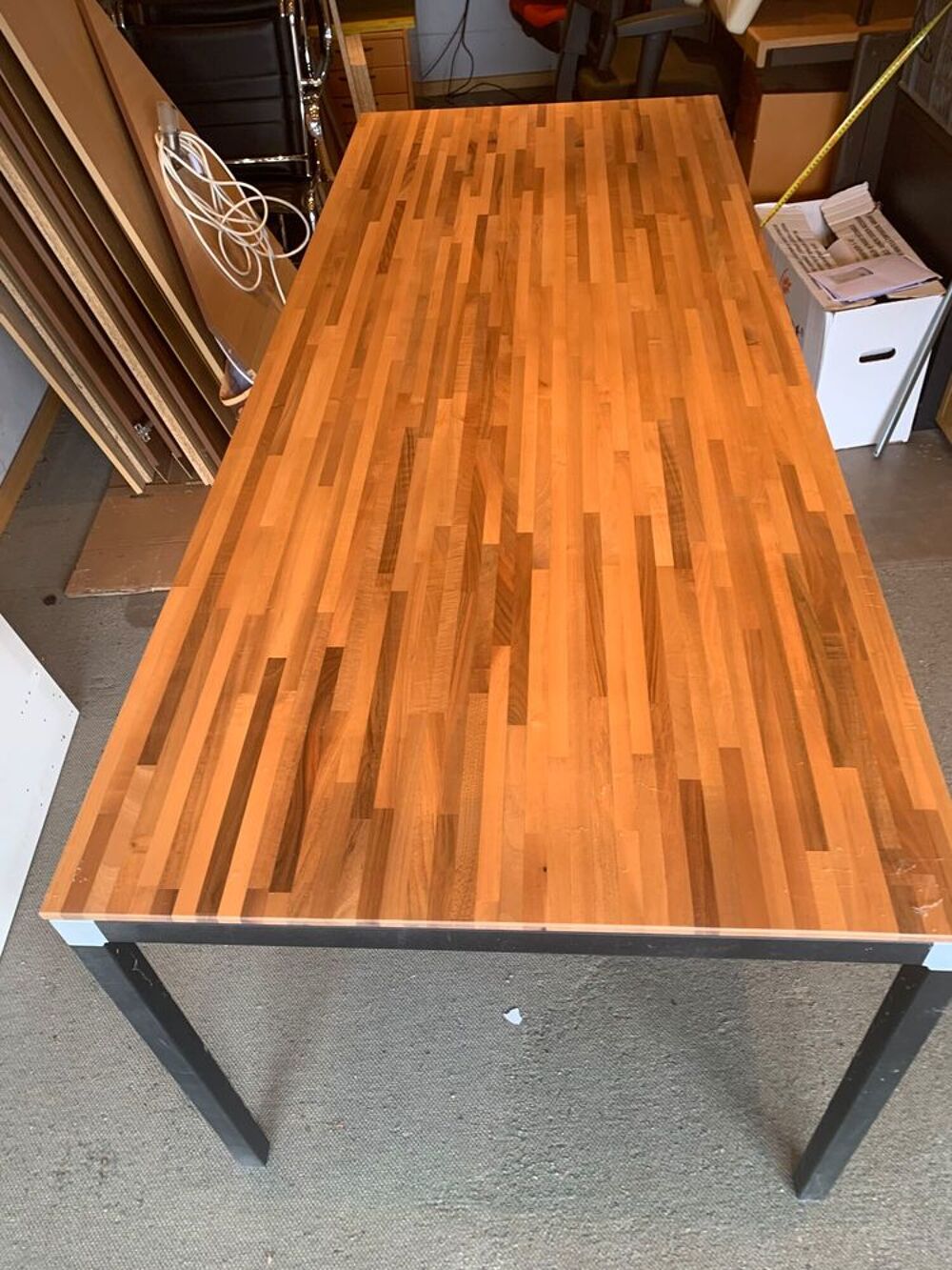 Plusieurs tables de conf&eacute;rence et chaises cuisine
Meubles