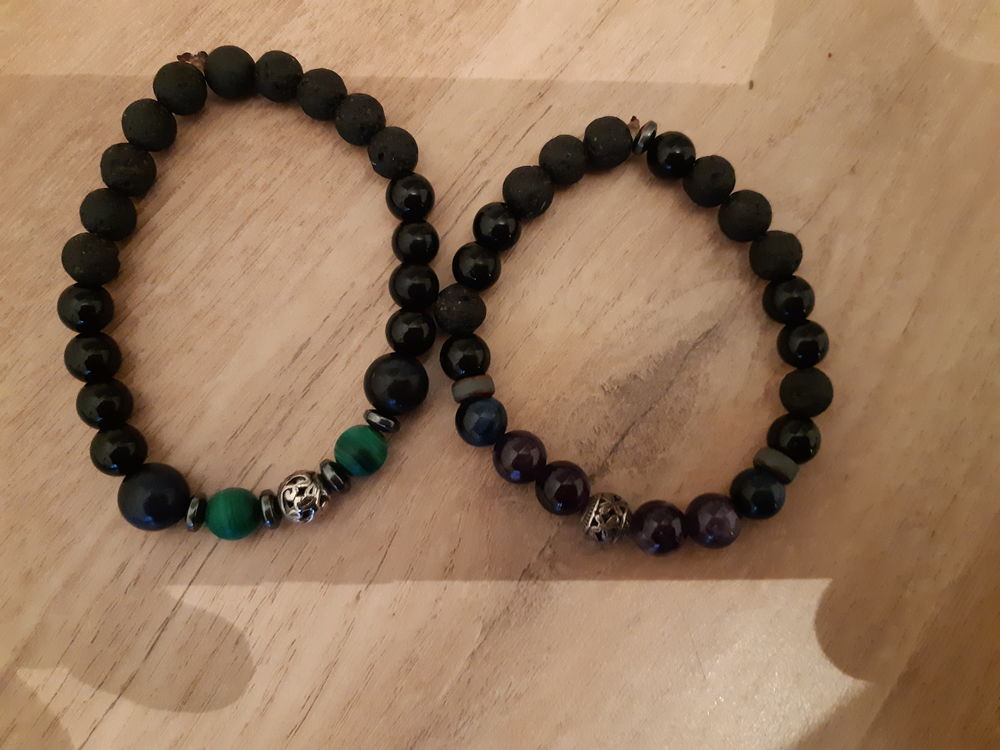 Collier et deux bracelet en oeil de tigre perles de lave Bijoux et montres