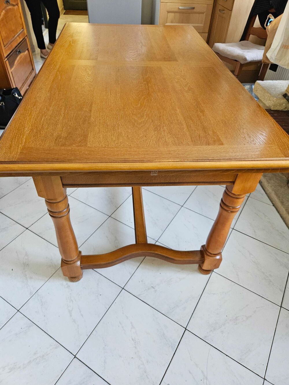 Bonjour salle avec grande table et ses rallonges 1 meuble tv et 1 meuble bas. le tout pour 200€&agrave; d&eacute;battre Meubles