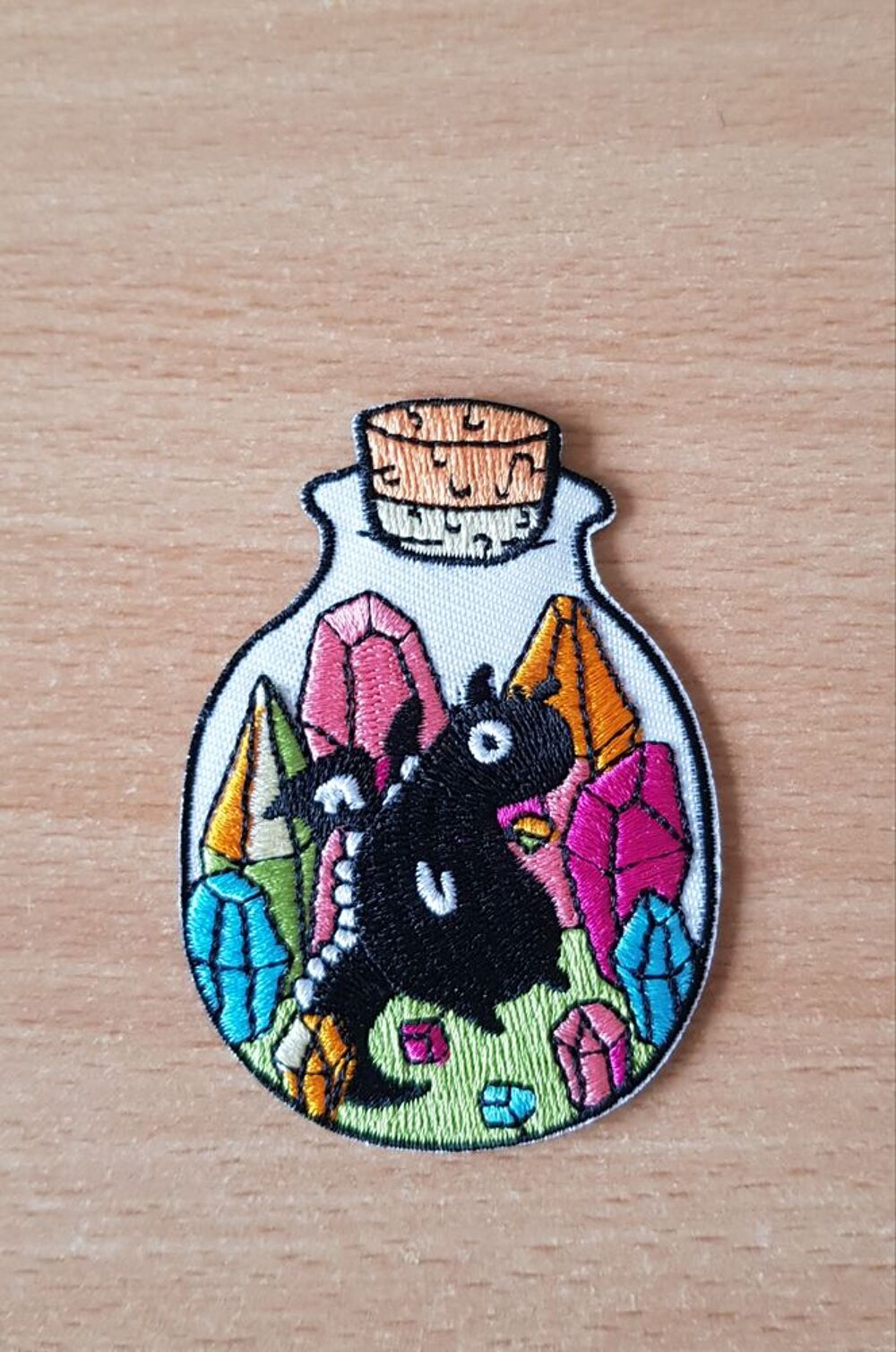ecusson dragons 
dragon noir krokmou
7,5x5 cm
dessin anim&eacute; 