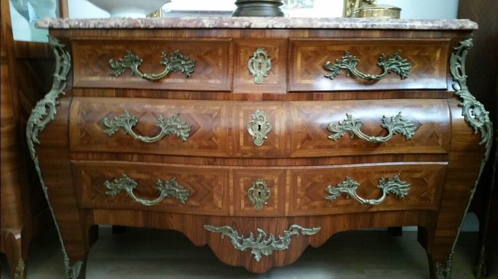 Commodes et grand choix de meubles bois de rose.
Meubles