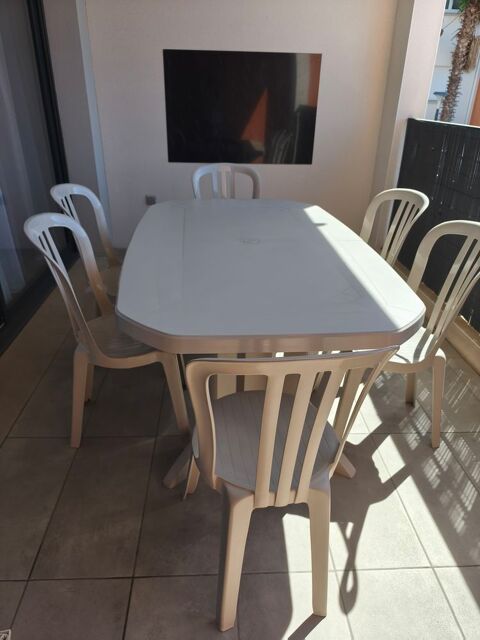 Table de jardin Grosfillex avec 8 chaises Le Grau d'Agde (34)