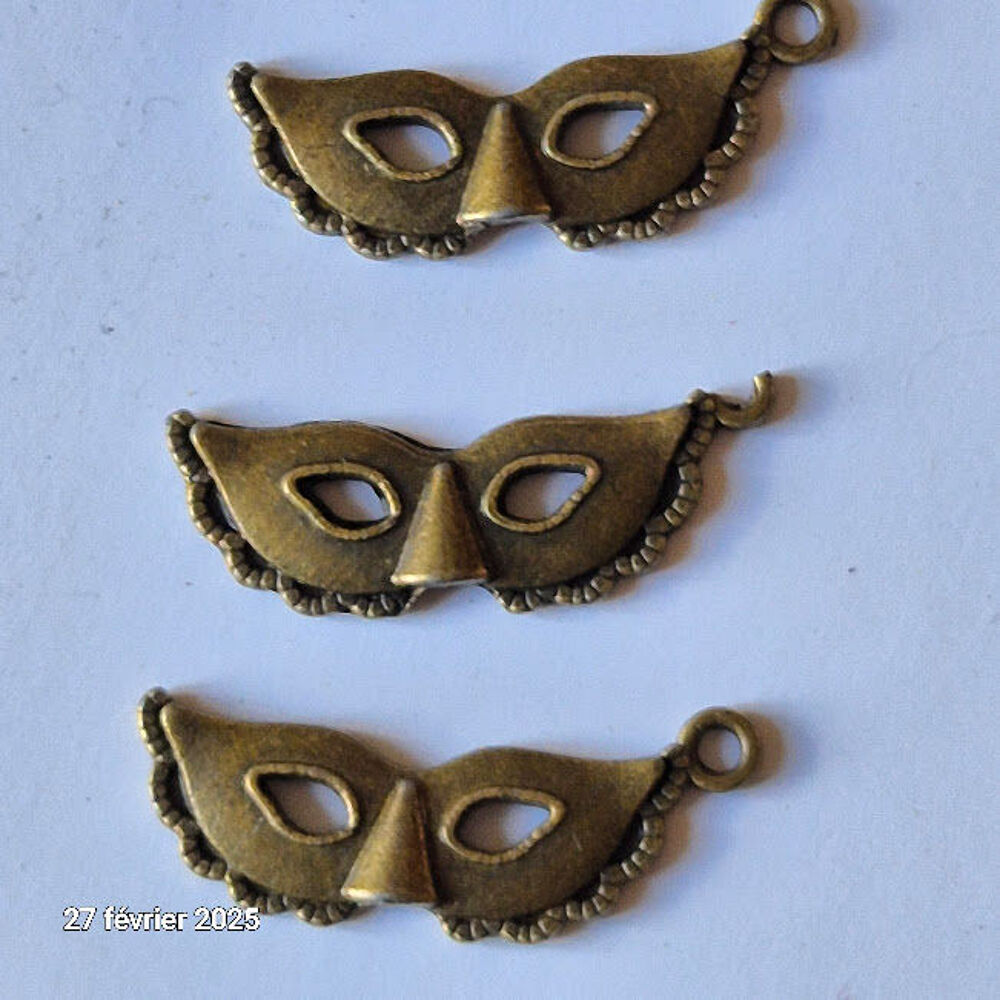 Lot de 15 breloques, m&eacute;dailles en m&eacute;tal , neufs, sur le th&egrave;m Bijoux et montres