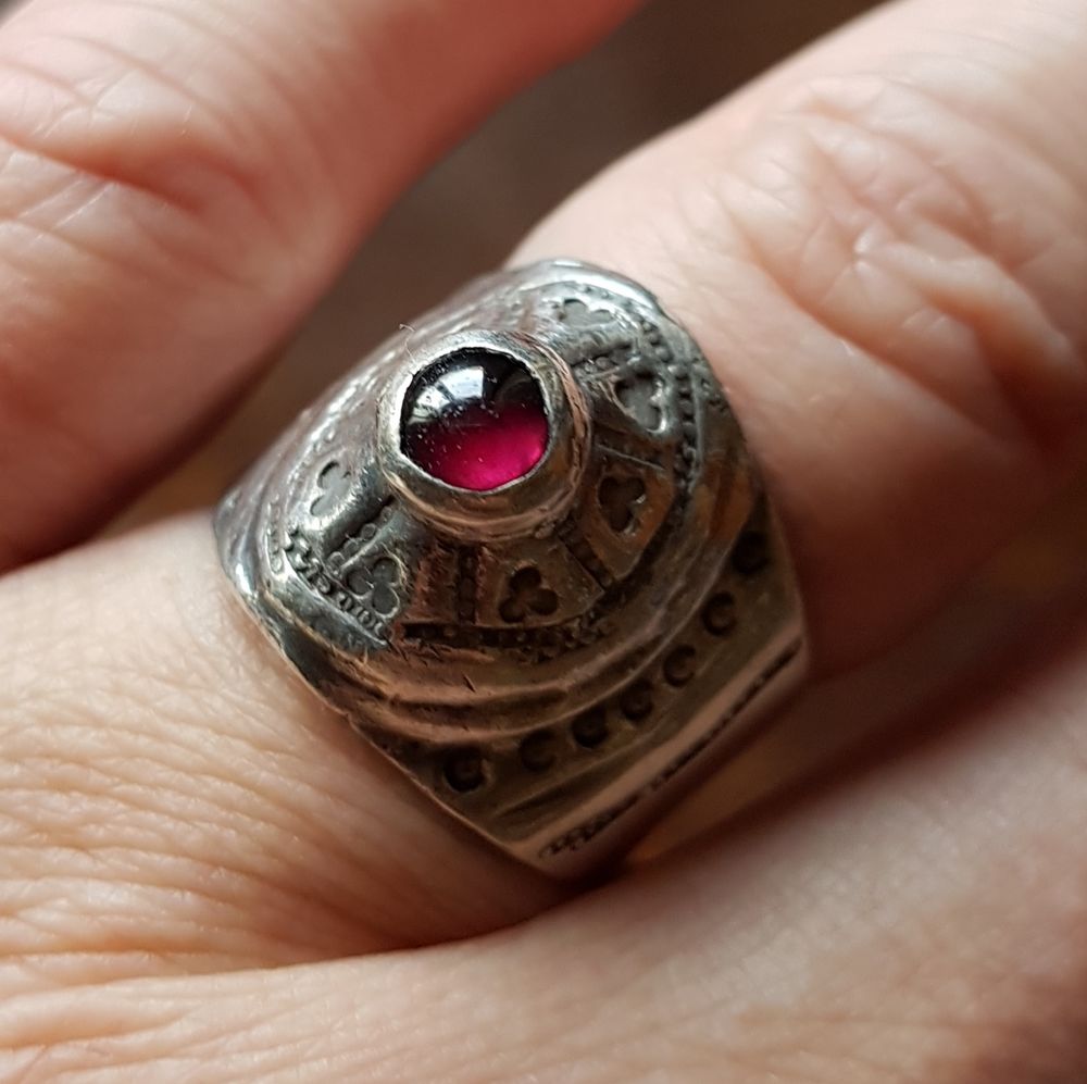 Superbe anneau replique medievale, argent et grenat Bijoux et montres