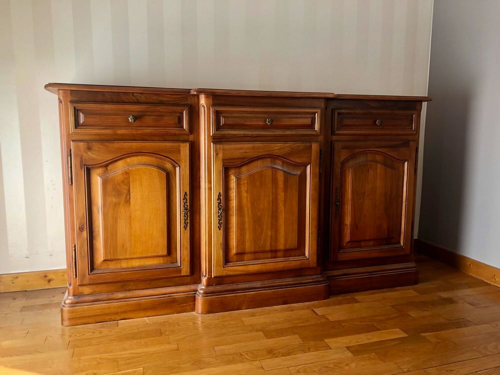 Bahut style Louis XIV _ noyer massif 
Meubles