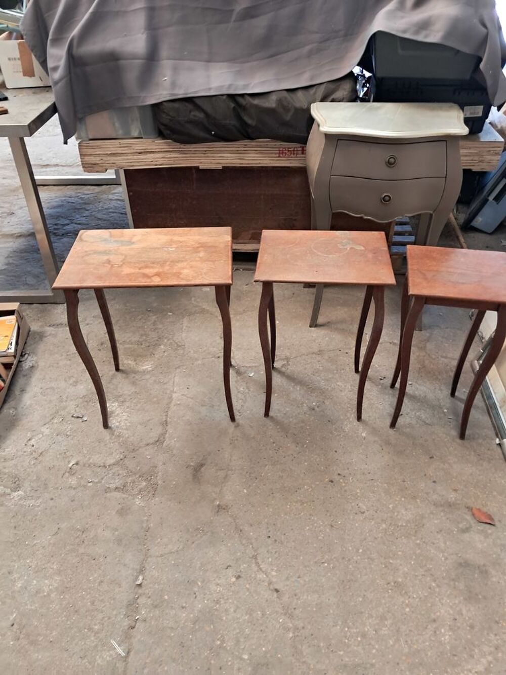 3 petites tables encastrables. Meubles