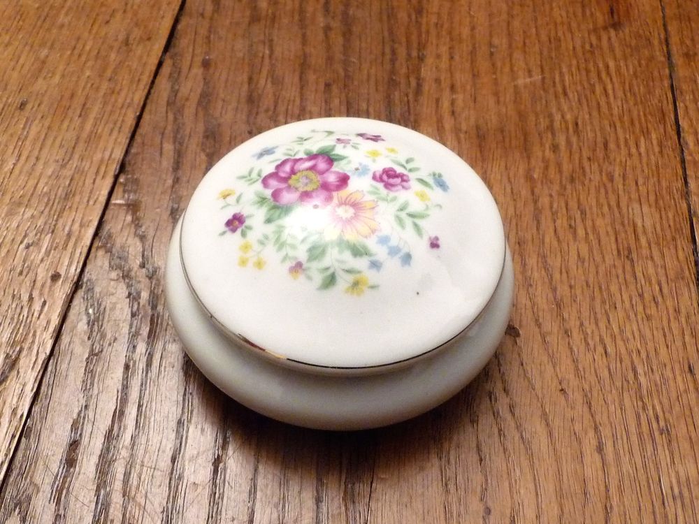 Boite Ronde Blanc avec son Couvercle et ses Fleurs dessus Décoration
