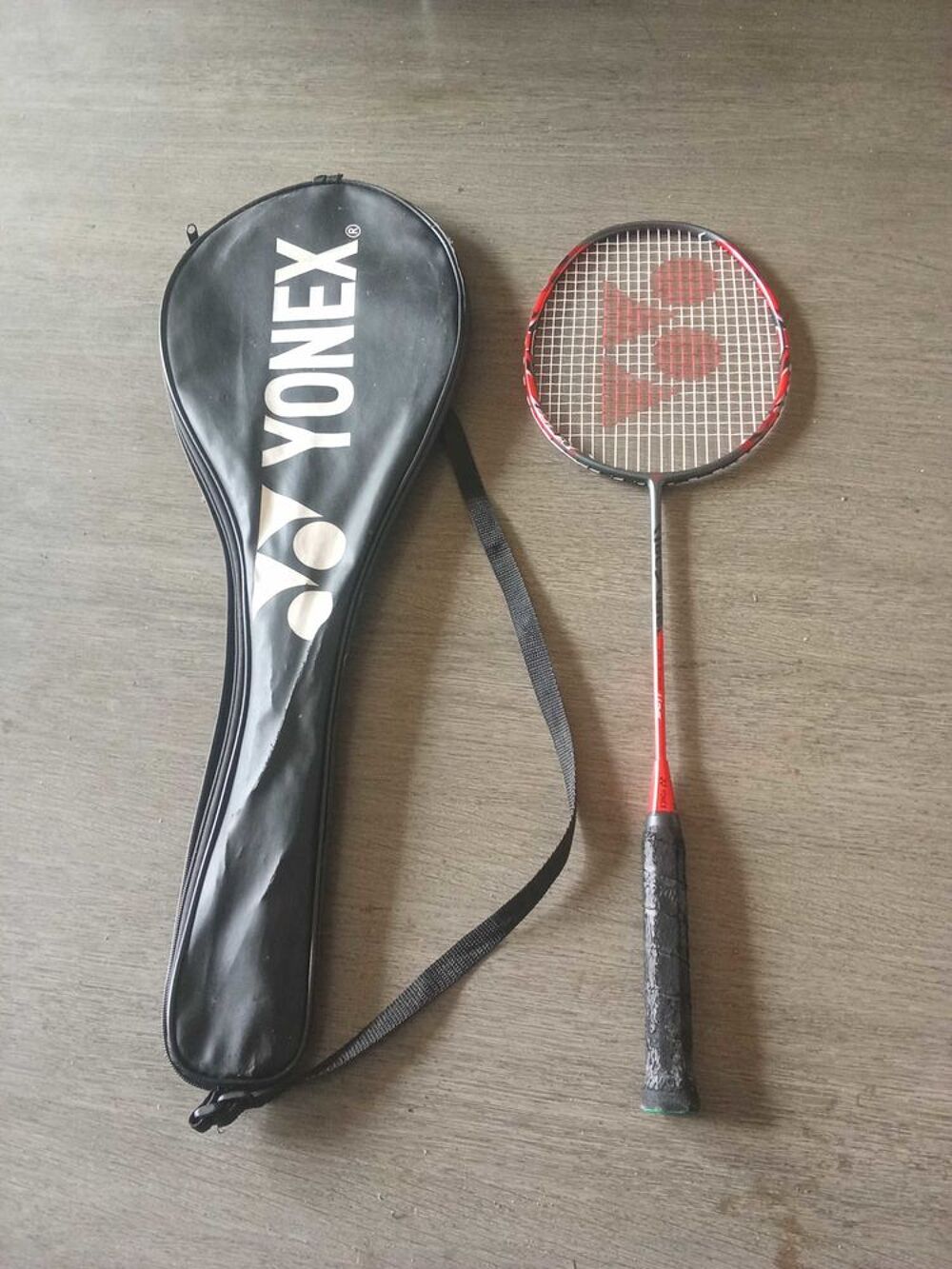 raquette badminton Yonex valeur 100€ c&eacute;der a 30 € Sports