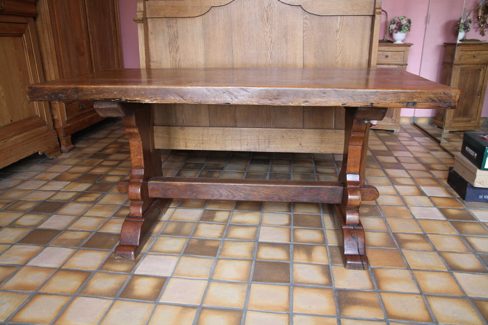 table monast&egrave;re Meubles