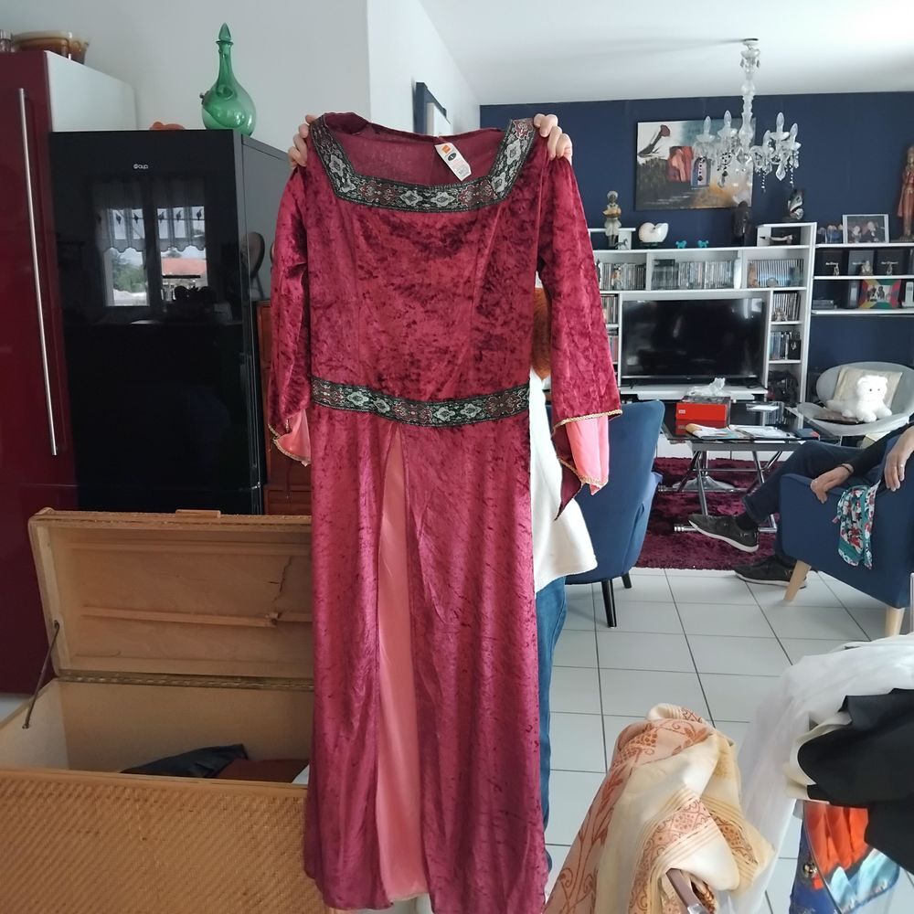 Robes, perruques, bijoux fantaisie et accessoires Vêtements