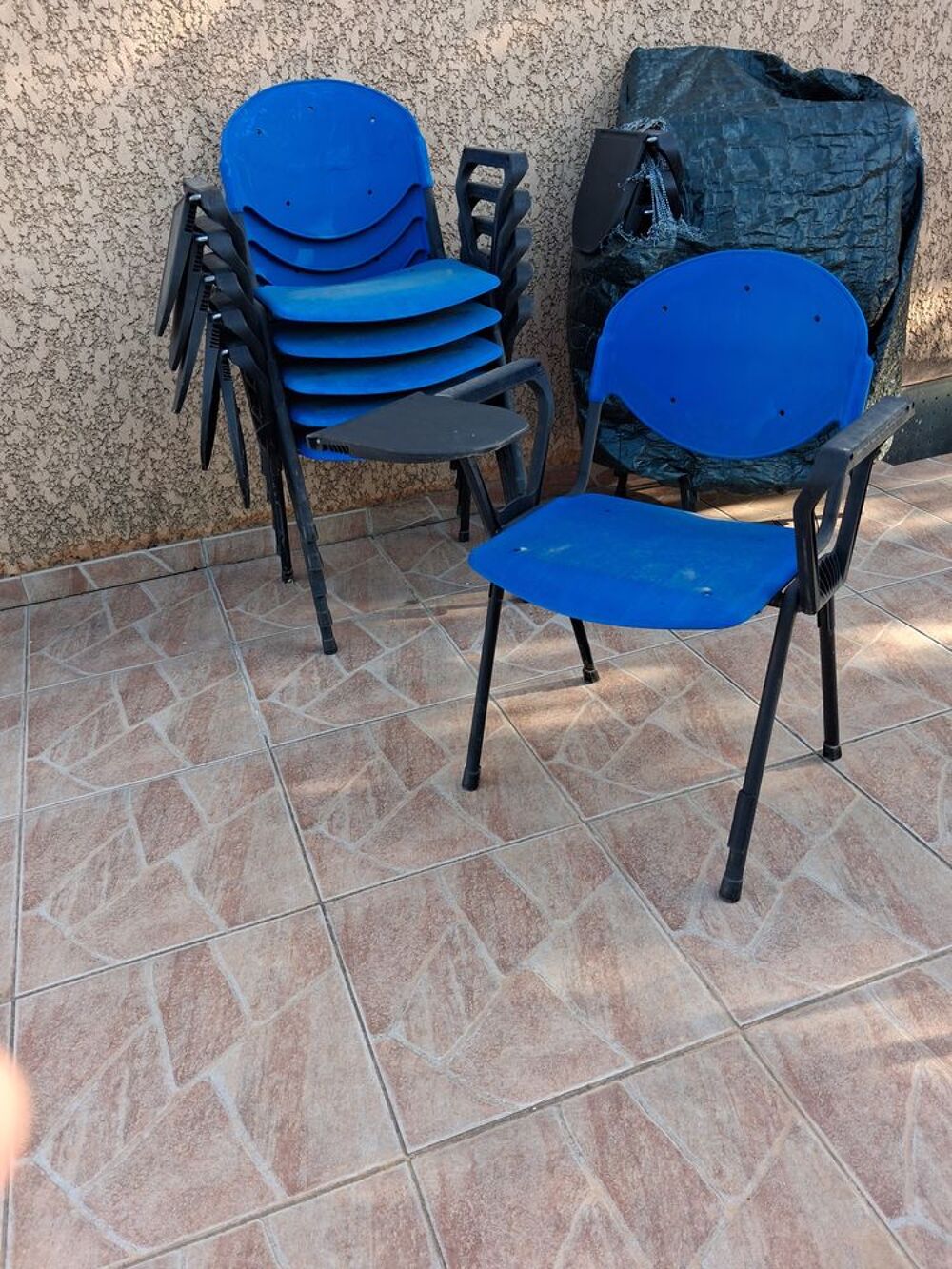 Chaises R&eacute;unions avec tablettes.
Meubles