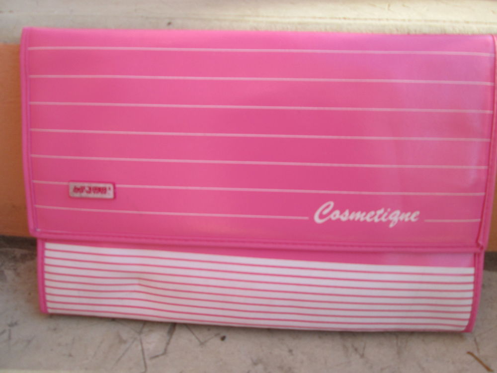 TROUSSE DE TOILETTE NEUVE
Décoration