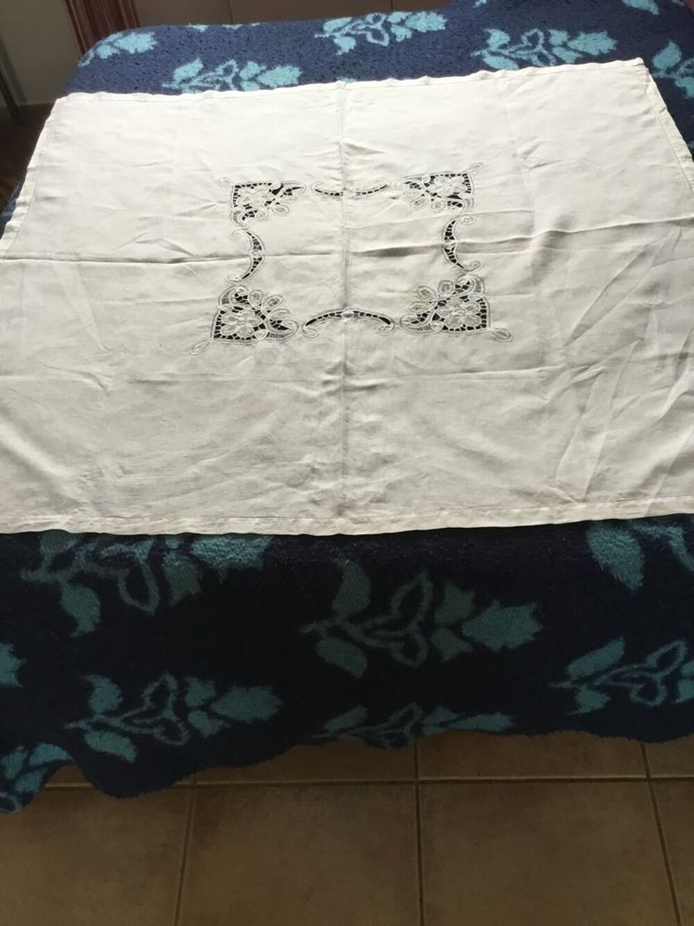 Nappe avec appliques en dentelle et ses serviettes Bon &eacute;tat Décoration