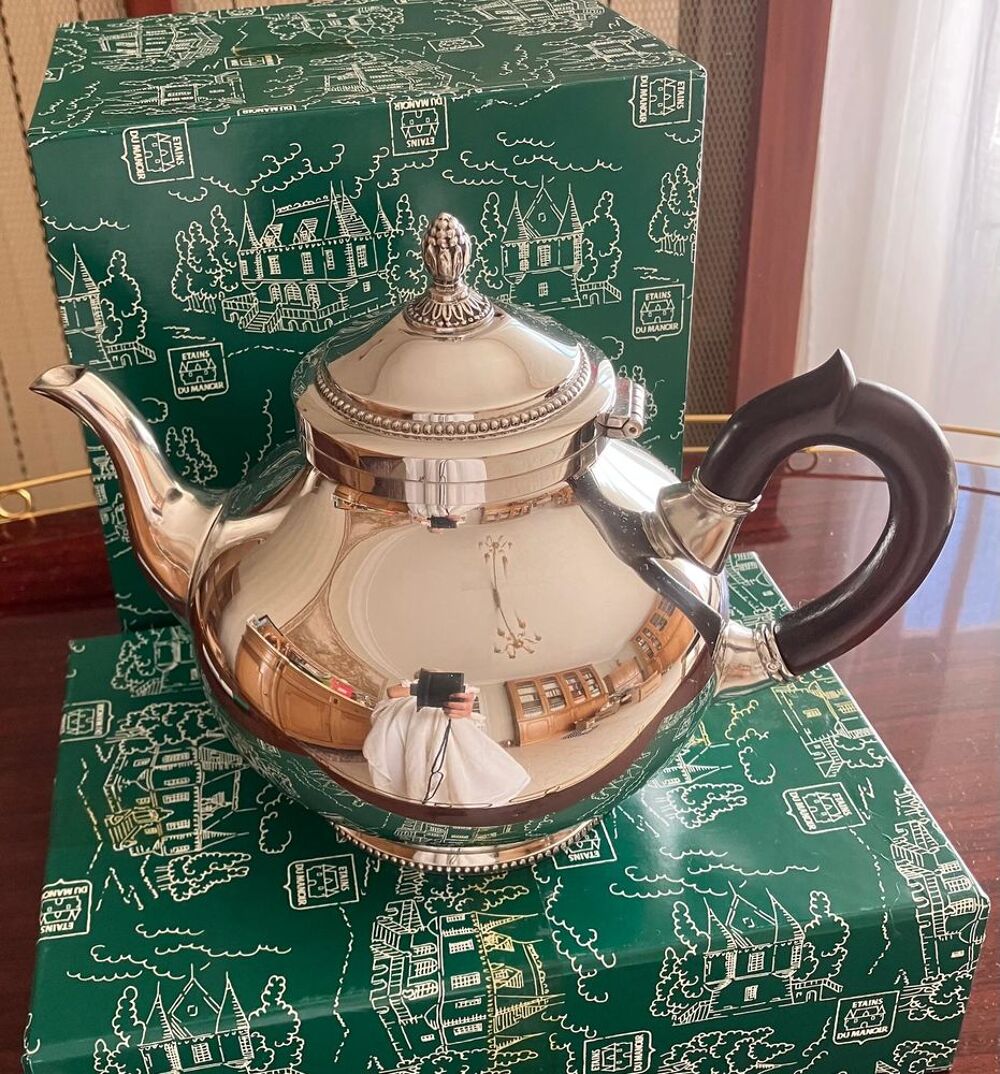 Ensemble en &eacute;tain.
pi&egrave;ces d'orf&egrave;vrerie en &eacute;tain poli brilla Décoration