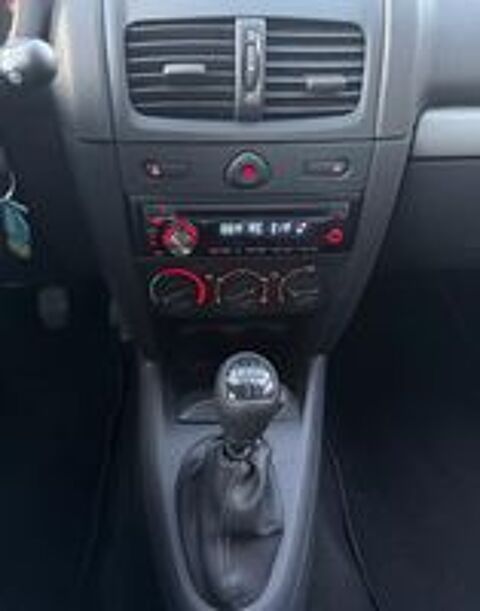 Clio CAMPUS 1.2 PACK CLIM. 2011 4 CV. TBEG GAR. MEC. 2011 occasion 78300 Poissy
