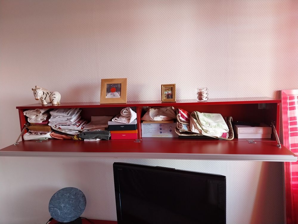 Meuble haut et bas moderne de couleur rouge laqu&eacute; Meubles