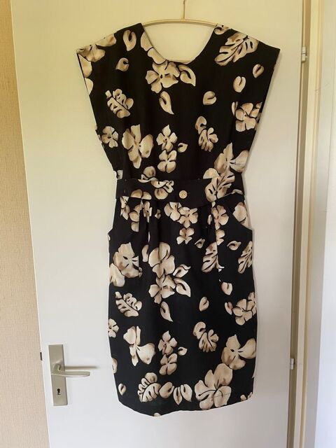 Jolie Robe d'�t� Tissu � fleurs Noir & Beige marque Gard�nia 15 Blaye (33)