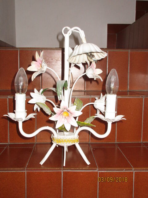 un luminaire en fer forgé blanc avec des fleurs 
contact par 30 Gradignan (33)