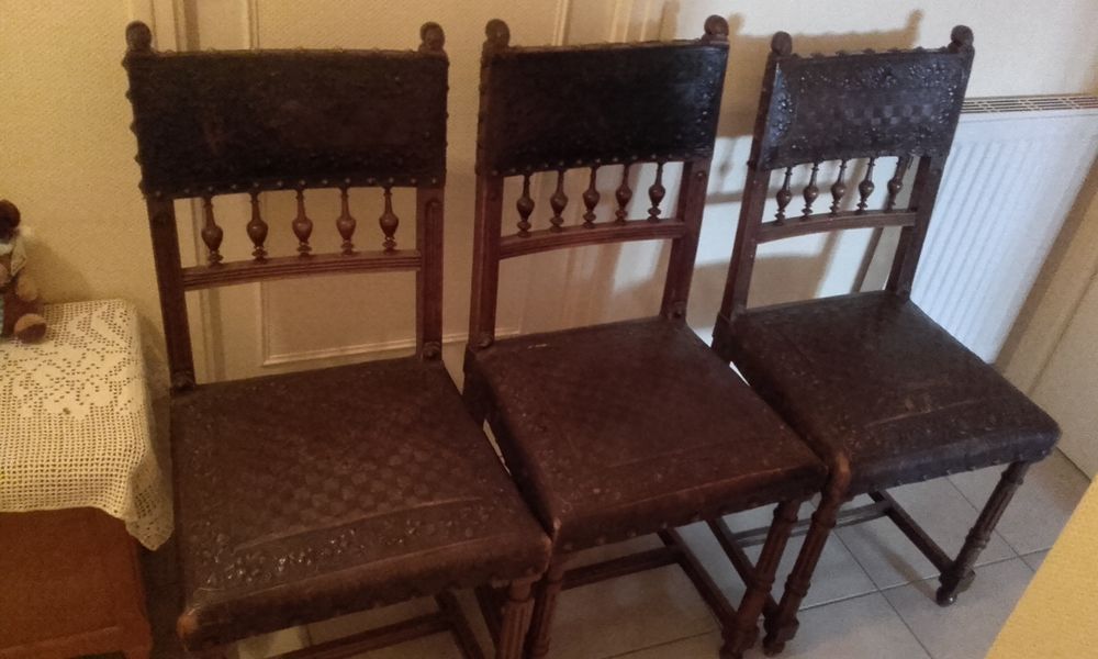 Lot de 4 chaises anciennes en cuir Meubles