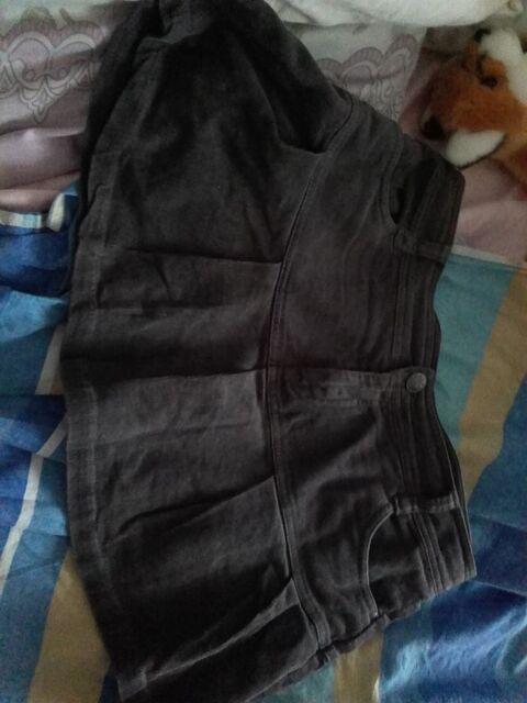 Mini jupe taille 42 8€ 8 Accolay (89)