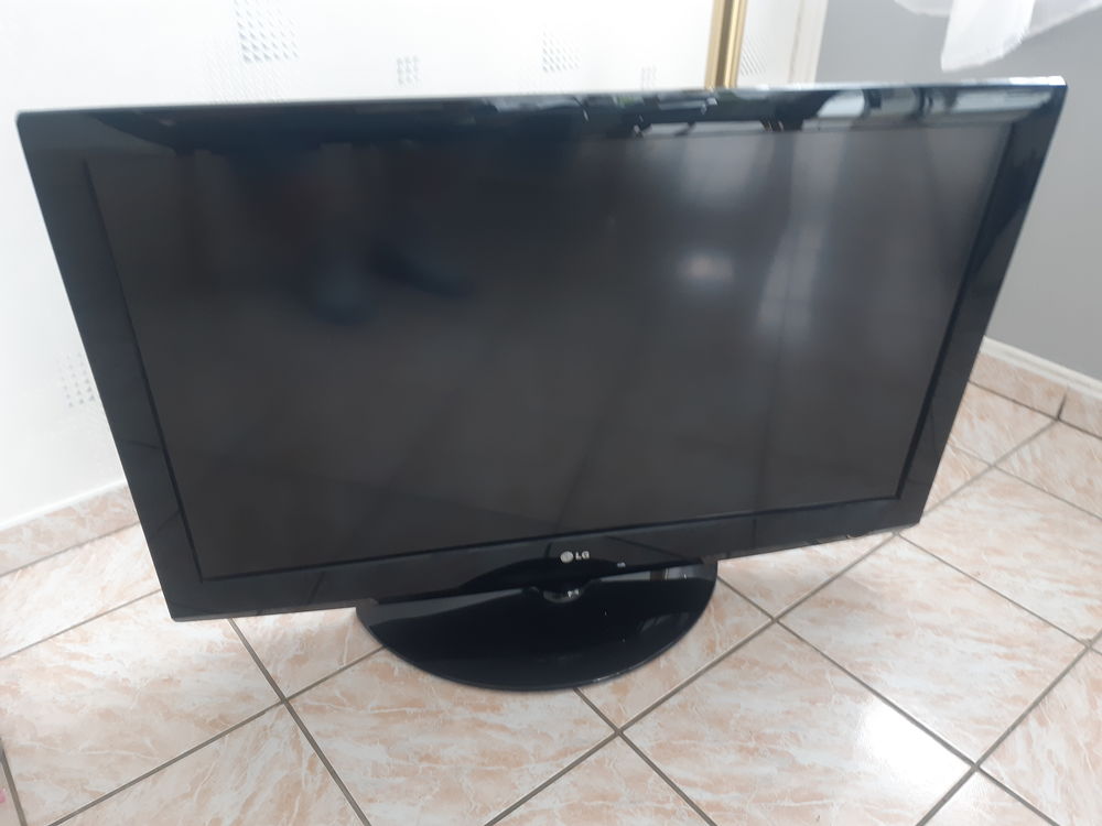 Tv lg largeur 103cm hauteur 75cm Photos/Video/TV