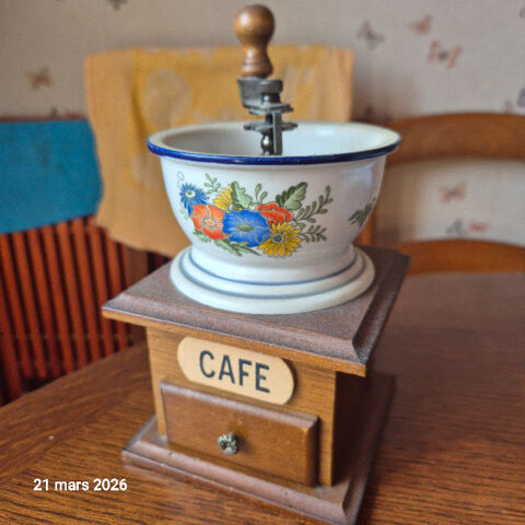 moulin à café bois et  céramique décoré de fleurs colorées. Aubusson (23)