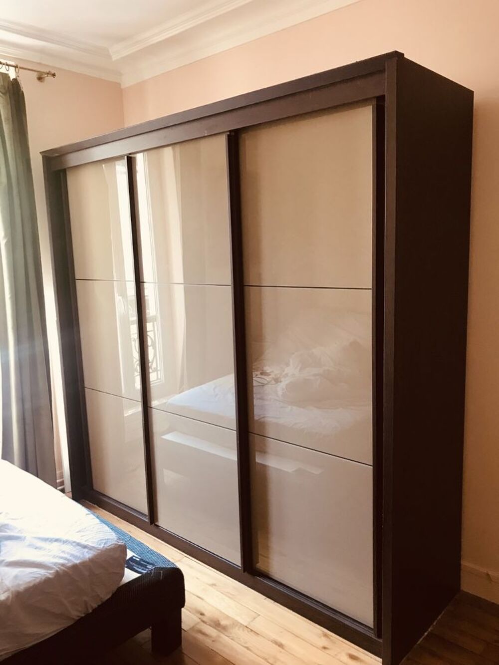 grande armoire en bois avec 3 portes coulissantes Meubles