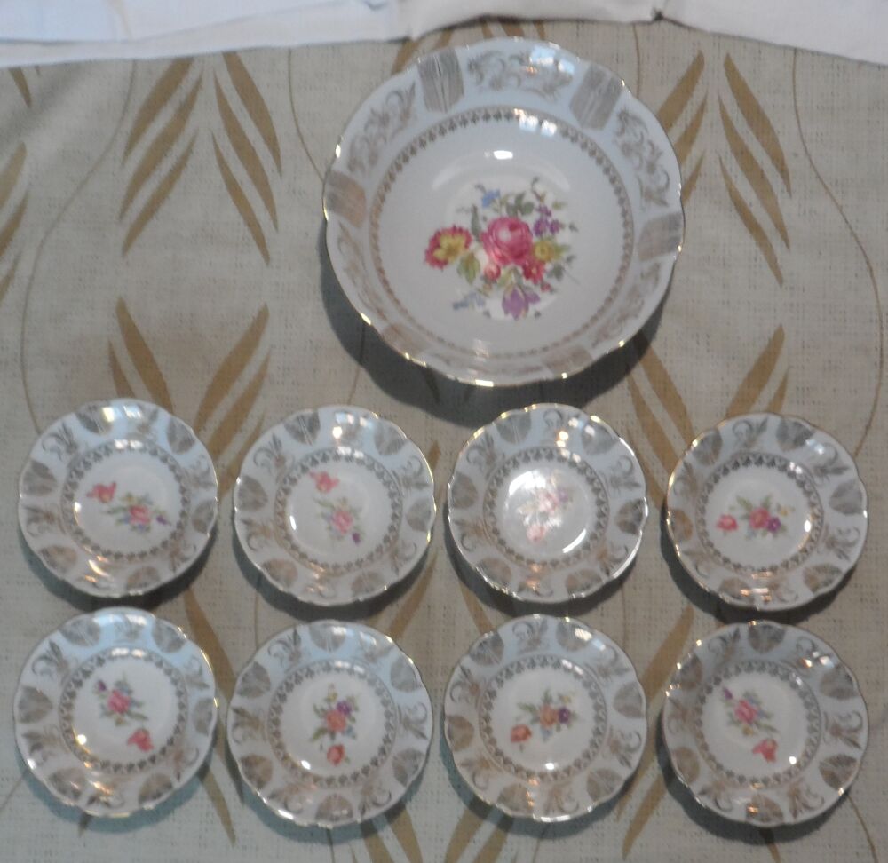 1 saladier &agrave; dessert et 8 coupes d&eacute;cors fleurs en porcelaine Cuisine