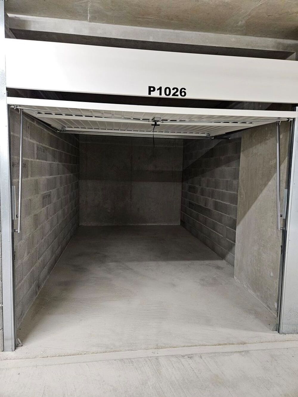 Location Parking/Garage Garages fermés, Résidence sécurisée centre-ville de Gex Gex