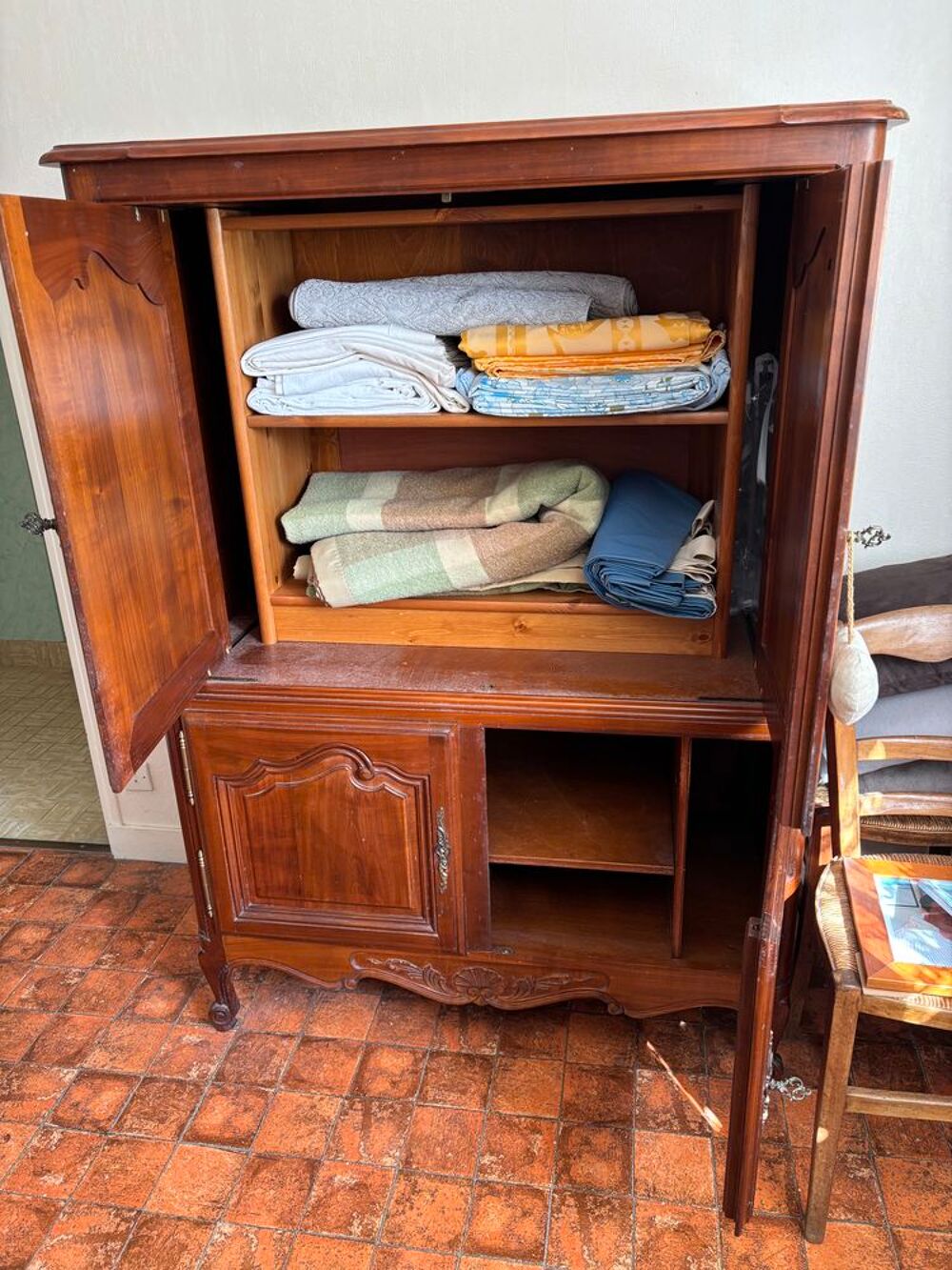 Petite bonneti&egrave;re Louis XV ? 2 niveaux de portes ? Bois vern Meubles