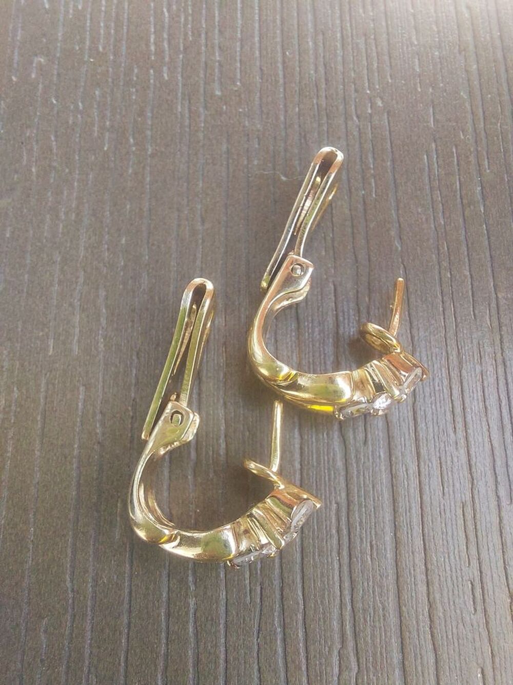 Boucles d'oreilles en plaqu&eacute; or- 4 brillants Bijoux et montres
