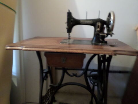 Machine � coudre � p�dale 200 Les Mazures (08)