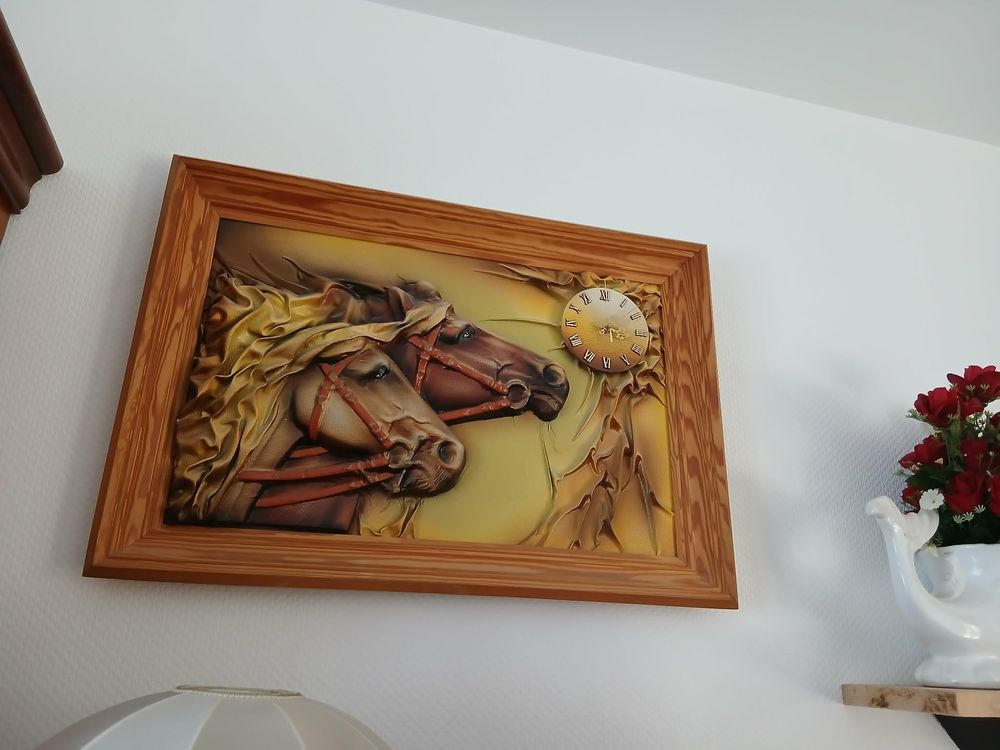  Cadre artisanal t&ecirc;tes chevaux cuir relief, horloge N&deg;1463 Décoration