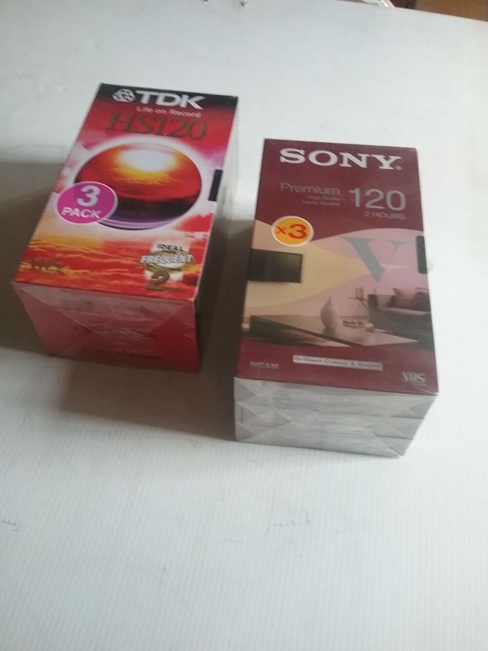 2 lots de 3 cassettes vid&eacute;o TDK et SONY E 120 CD et vinyles