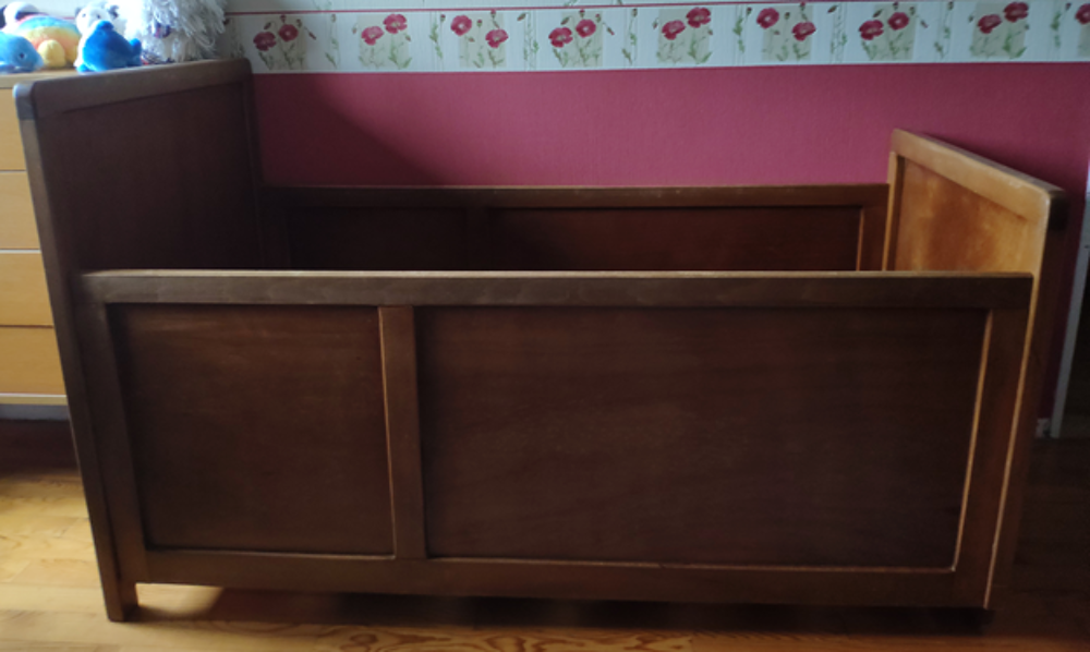 Lit ancien en bois pour b&eacute;b&eacute; Mobilier enfants