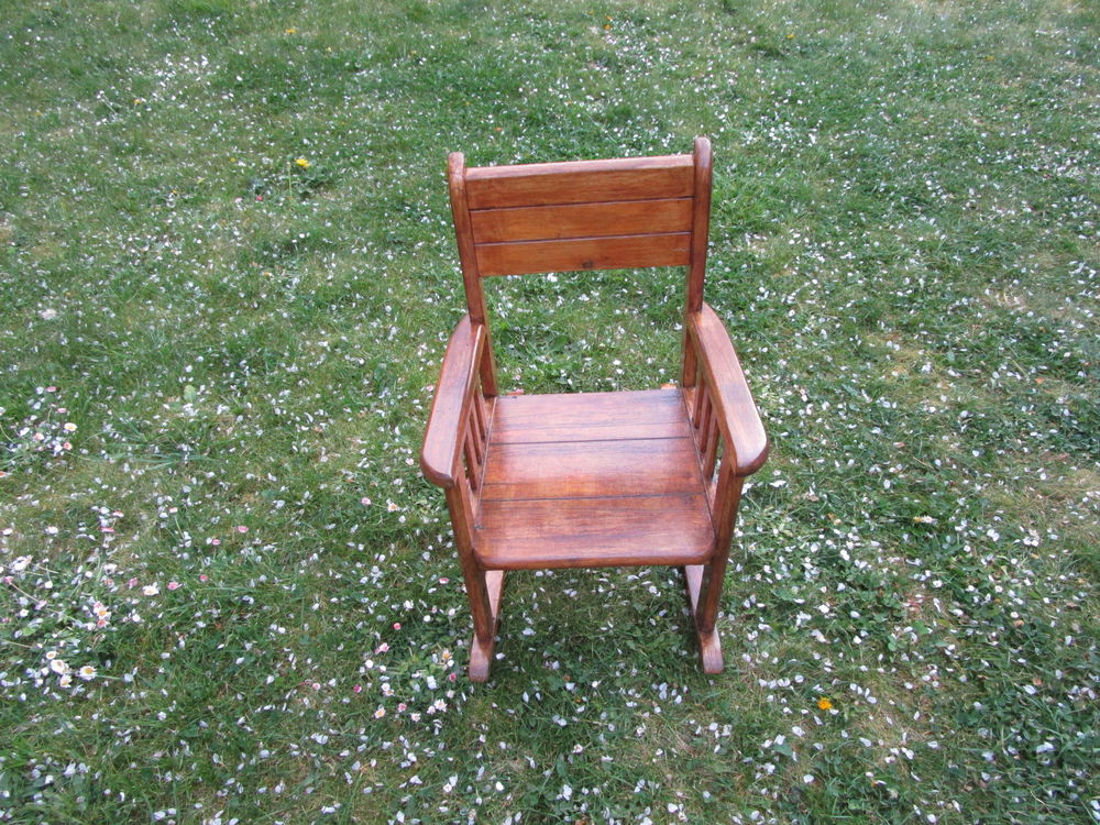 TROIS CHAISES UN ROCKING CHAIR + DEUX CHAISES ENFANT Mobilier enfants