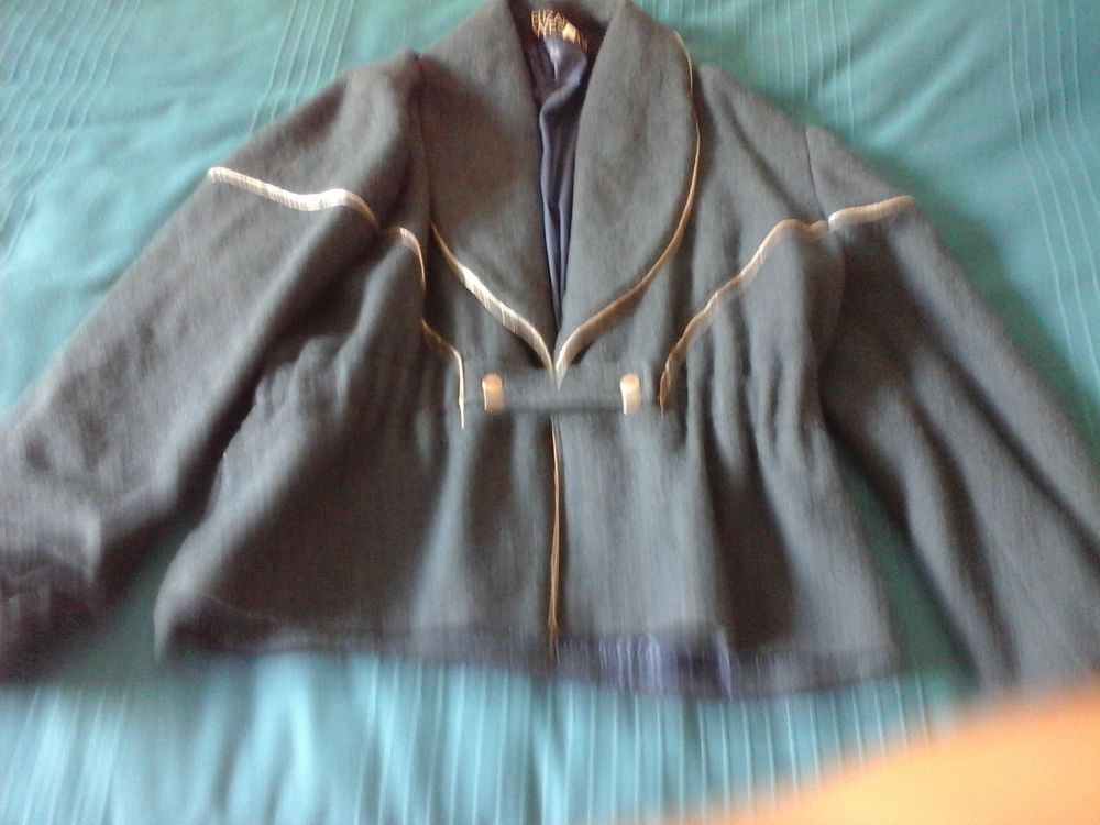 Veste bleue marine avec bordures argent. Vêtements