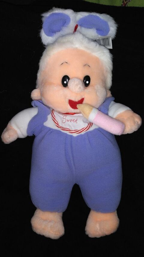 B�b� en mousse tenant son biberon 6 Paris 3 (75)