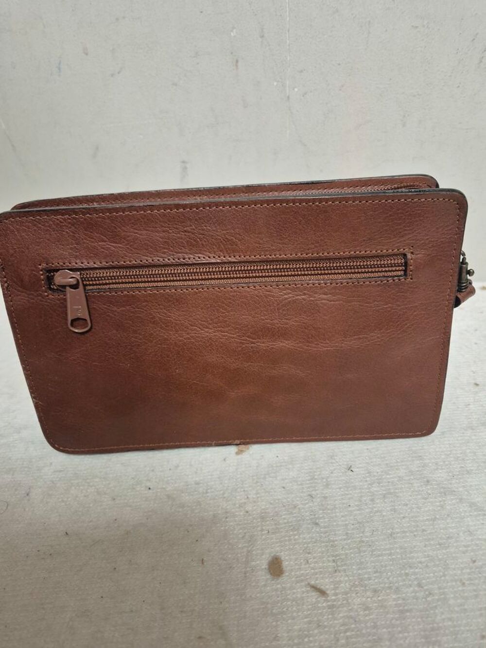 Pochette homme en cuir pleine fleur avec dragonne et souffle Maroquinerie