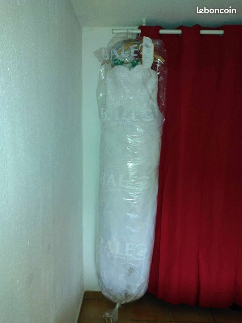 Robe de mariee blanche + jupon Vêtements