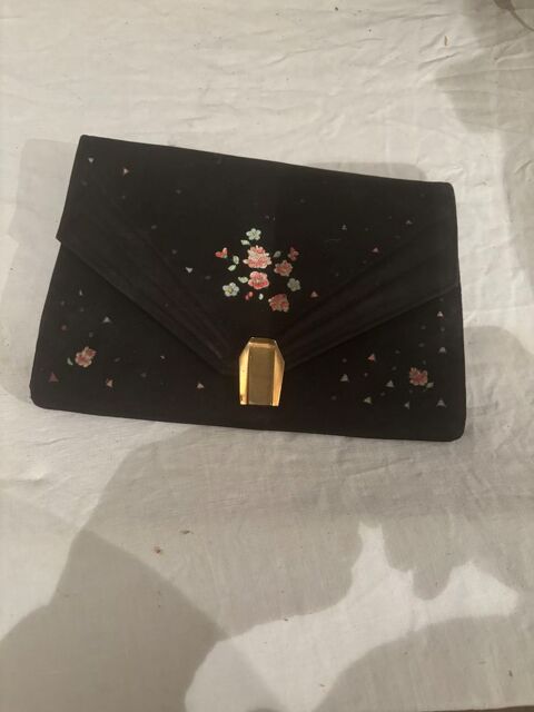 POCHETTE EN SATIN NOIR VINTAGE AVEC BRODERIE FLORALE 100 Loudun (86)