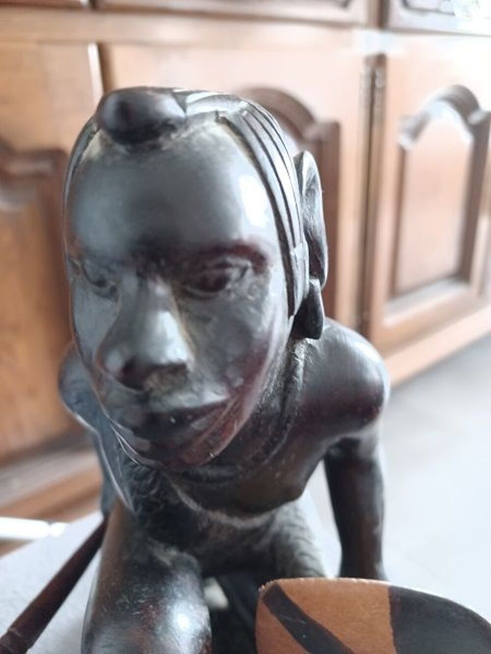 Figurine africaine, guerrier Massa&iuml;, en bois dur sculpt&eacute; 
