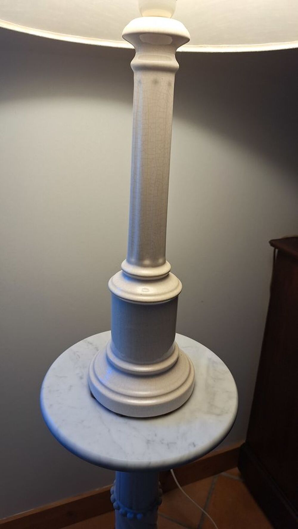 Lampe en fa&iuml;ence et abat-jour en tissu clair Décoration