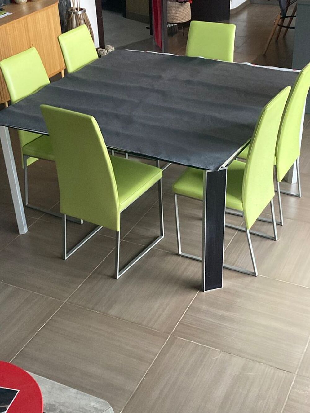 Table en verre 140x140 avec 6 chaises Meubles